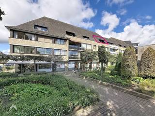 <p>Intapklaar appartement gelegen in het gezellige Sint-Kruis en op een booscheut van het histrorische centrum van Brugge en het openbaarvervoer. Het appartement bestaat uit een lichtrijke leefruimte met zit – en eethoek en open keuken voorzien van alle comfort waarvan de toestellen recentelijk werden vernieuwd. Aansluitend is een praktische berging aanwezig. Het terras met zonneluifel biedt zicht op de Sint-Jozefkerk en de omliggende groenzone. Het slaapgedeelte bestaat uit een nachthal, 2 ruime slaapkamers en badkamer voorzien van bad/douchecombinatie en lavabomeubel. Als extra troef is er in de vlot bereikbare ondergrondse parking een private staanplaats aanwezig.</p>
<p>Extra troeven:</p>
<ul>
<li>Energiezuinig</li>
<li>Voorzien van Airco</li>
<li>Conforme elektrische keuring</li>
<li>Zonneluifel op het terras</li>
<li>Rolluiken in de slaapkamers</li>
<li>Privatieve staanplaats</li>
<li>Uitstekende ligging nabij alle voorzieningen en Brugge centrum</li>
<li>Instapklaar</li>
</ul>
<p>Deze woning is te koop ZONDER makelaar via het concept van Smart Houses! Wenst u verdere inlichtingen of een bezoek? Contacteer rechtstreeks de eigenaar via <span>+32485230040</span></p>