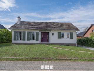 <span><strong>VRIJSTAANDE GELIJKVLOERSE WONING MET 6 SLAAPKAMERS OP EEN PERCEEL VAN 10A08CA TE DILSEN-STOKKEM <br /><br />TROEVEN</strong><br />- Dichtbij het centrum van Dilsen. Alle belangrijke voorzieningen in de buurt!<br />- Gelegen in een rustige straat! <br />- Gelijkvloers wonen: levensloopbestendige woning! <br />- Ruime woning met een bewoonbare oppervlakte van 208 m2! <br />- EPC D: geen renovatieverplichting!<br />- 6 slaapkamers waarvan 2 op zolder. <br />- Prachtige veranda met zicht op de tuin!<br />- Ruime tuin aan de voorzijde & de achterzijde van de woning! <strong><br /><br />KELDERVERDIEPING (-01) <br /></strong>- Traphal (2,78m x 2,00m = 5,56m²): houten trap naar verdieping 1, betonvloer. <br />- Kelderruimte 1 (3,50m x 4,30m = 15,05m²): betonvloer. <br />- Kelderruimte 2 (5,30m x 4,30m = 22,79m²): betonvloer. <br />- Kelderruimte 3 (4,00m x 3,00m = 12,00m²): betonvloer. <br />- Kelderruimte 4 (4,00m x 4,00m = 16,00m²): betonvloer. <br />- Garage (2,78m x 2,00m = 5,56m²): kantelpoort, loopdeur, raampartijen, betonvloer. <br />- Wasplaats (4,26m x 3,26m = 13,89m²): aansluiting wasmachine, omvormer, raampartij, betonvloer. <strong><br /><br />GELIJKVLOERS (00)<br /></strong>- Inkomhal (2,40m x 4,00m = 8,00m²): tegelvloer. <br />- Hal (2,65m x 1,00m = 2,65m²): luik naar de zolder, tegelvloer. <br />- Vestiaire (1,75m x 1,27m = 2,22m²): inbouwkasten, lavabo, tegelvloer. <br />- Nachthal (5,90m x 1,00m = 5,90m²): trap naar zolderverdieping en kelder, tegelvloer. <br />- Woonkamer ((4,00m x 8,55m) + (4,30m x 1,40m) = 40,22m²): veel lichtinval dankzij raampartijen, open haard, schuifraam naar de veranda, tapijt. </span><br /><span>- Keuken (4,10m x 3,00m = 12,30m²): geïnstalleerde keuken met onderkasten, bovenkasten, oven, keramische kookplaat, dampkap, lavabo, koelkast, tegelvloer. </span><br /><span>- Toilet (1,50m x 1,00m = 1,50m²): zittoilet, wandbetegeling, tegelvloer. </span><br /><span>- Berging (1,70m x 1,80m = 3,06m²): aansluiting vaatwasser, kitchenette met spoelbak, onderkasten, bovenkasten; wandbetegeling, tegelvloer. </span><br /><span>- Veranda (8,90m x 3,95m = 35,16m²): airco, deur naar de tuin, lichtkoepel, doorgang naar de woonkamer via schuifraam, tegelvloer. </span><span><br />- Badkamer (3,00m x 2,00m = 6,00m²): wastafel, ligbad, zittoilet, wandbetegeling, tegelvloer. <br />- Slaapkamer 1 (3,20m x 4,20m = 13,44m²): momenteel ingericht als bureel, inbouwkasten, tegelvloer. <br />- Slaapkamer 2 (3,00m x 2,70m = 8,10m²): wastafel, tapijt. <br />- Slaapkamer 3 (3,00m x 2,00m = 6,00m²): inbouwkasten, tapijt. <br />- Slaapkamer 4 (4,00m x 4,20m = 16,80m²): novilon. <br /><br /><strong>ZOLDERVERDIEPING</strong> <strong>+01 (te renoveren!) </strong><br />- Overloop (3,30m x 4,75m = 15,68m²): trap naar het gelijkvloers, tapijt. <br />- Slaapkamer 5 (3,25m x 4,75m = 15,44m²): lavabo met onderkast, tapijt. <br />- Slaapkamer 6 (3,25m x 4,76m = 15,47m²): lavabo met onderkast, tapijt. </span><br /><br /><span><strong>EXTERIEUR</strong></span><br /><span>- Overdekt terras<strong><br /></strong>- Omheind perceel<br />- Tuinberging (2,50m x 10,00m = 25,00m²):<br /><br /><strong>35 ZONNEPANELEN SINDS 2016</strong><br />- In de verkoopprijs zit het volledige zonnepanelensysteem begrepen (zonnepanelen, omvormer, collectoren e.a. toebehoren).<span><br /></span><br />Bekijkt u deze advertentie via een aanverwante vastgoedsite, surf dan zeker naar onze website <strong>www.N78vastgoed.be</strong> voor een uitgebreide beschrijving en foto's. <strong>Meer info: +32 (0)89 86 18 88 of info@N78vastgoed.be.</strong></span>