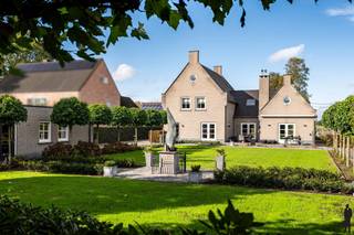 Ruime villa gebouwd in 2004 gelegen in een rustige wijk te Poppel op een perceel van ca. 1.429 m² . De villa biedt u o.a. 3 slaapkamers, 2...