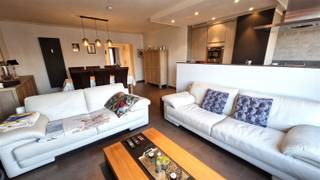 <p><span>INDELING:</span></p><p><span>Dit appartement is gelegen op de 3e verdieping van een verzorgd gebouw in betonconstructie met lift.</span></p><p><span>We komen het appartement centraal binnen in de inkomhal met ingebouwde kast. Vooraan het appartement is er de leefruimte met tegelvloer. </span></p><p><span>De open en betegelde keuken ligt ook vooraan en is voorzien van ingebouwde toestellen. Door deze open keuken, is de leefruimte vooraan ruim en licht! Een betegelde badkamer met ligbad en lavabomeubel ligt centraal. In de hal is er tevens een apart toilet.</span></p><p><span>De slaapkamer van 11 m² met laminaatvloer ligt achteraan en geeft toegang tot het zuidoost terras van 6m². De ruime slaapkamer is 15m².</span></p><p><span>LIGGING: </span></p><p><span>Dit appartement is gelegen in Borgerhout, tussen het ter Rivierenhof en het Boelaerpark. </span></p><p><span>Je bent op wandel- en fietsafstand van het park, het stadscentrum is makkelijk bereikbaar, met de auto in een wip op singel en ring.</span></p><p><span>KWALITEITEN:</span></p><p><span>- verzorgd gebouw in betonconstructie</span></p><p><span>- prima appartement met ZO terras van 6m²</span></p><p><span>- lage epc, pvc ramen van 2007</span></p><p><span>- mogelijkheid tot aankoop van 2 garageboxen aan € 25.000 per stuk</span></p><p><span> </span></p><p><span>Voor meer informatie: <span>www.immodelaet.be</span></span><span> </span></p><p><span>Interesse in GRATIS SCHATTING van uw eigendom? Contacteer ons! 03/644.00.88 – <span>info@immodelaet.be</span></span><span> </span></p><p><span> </span></p>