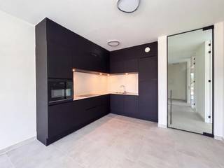 <p><span>Ontdek dit uitzonderlijke appartement op de eerste verdieping, gelegen in de stijlvolle en groene woonwijk Flora. Dankzij de uitstekende ligging bevindt u zich vlak bij het station, het ziekenhuis, het centrum van Aalst en de ring rond de stad. De autoluwe buurt biedt een aangename en veilige woonomgeving, met extra ruime fietsenstallingen, ondergrondse parkeerplaatsen en een halte voor het openbaar vervoer op wandelafstand.</span></p><p><span>Bij het binnenkomen wordt u verwelkomd in een ruime inkomhal die toegang biedt tot de verschillende vertrekken. Het appartement beschikt over een moderne badkamer met een inloopdouche, dubbele wastafel en toilet. Daarnaast zijn er twee slaapkamers en een extra, kleinere kamer die perfect kan dienen als bureau, dressing of kinderkamer. De ruime en lichtrijke woonkamer met open keuken vormt het hart van de woning. Aansluitend bevindt zich een unieke extra leefruimte met een adembenemend uitzicht. Dankzij de volledig te openen raampartijen vloeien binnen en buiten naadloos in elkaar over, waardoor u optimaal kunt genieten van het omliggende groen en het uitzonderlijk ruime terras. Dit gigantische terras, omringd door groen, biedt alle rust en privacy en vormt zonder twijfel een van de absolute blikvangers van dit appartement.</span></p><p><span>Verder beschikt het appartement over twee ondergrondse staanplaatsen, wat het wooncomfort compleet maakt.De gemeenschappelijke kosten bedragen 100 per maand.</span></p><p><span>Bent u op zoek naar een ruim, lichtrijk en uniek appartement op een toplocatie in Aalst, waar comfort, rust en bereikbaarheid perfect samenkomen? Dan is dit appartement in Flora zeker een bezoek waard.</span></p>