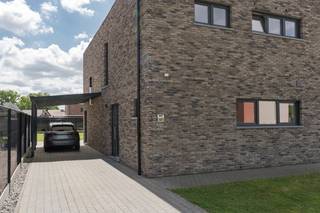 In de Haverstraat 13 te Peer, gelegen in een rustige en recente woonwijk, vinden we deze moderne en instapklare woning met een bewoonbare oppervlakte van circa 136 m². De woning beschikt over drie slaapkamers, een ruime leefruimte, een volledig uitgeruste keuken, een aangelegde tuin en een carport. Dankzij de energieklasse A geniet u bovendien van een bijzonder energiezuinige woning.<br />Via de verzorgde inkomhal betreedt u de woning. Hier bevinden zich het gastentoilet met lavabo en de toegang tot de ruime leefruimte van circa 52 m². Dankzij de grote raampartijen geniet de woonkamer van veel natuurlijke lichtinval en een aangenaam zicht op de tuin.<br />De leefruimte sluit naadloos aan op de open keuken, die recent volledig werd vernieuwd en uitgerust is met de nodige toestellen. Aansluitend bevindt zich een praktische berging/wasplaats.<br />Op de verdieping bevinden zich drie slaapkamers met oppervlaktes van respectievelijk circa 22 m², 12 m² en 10 m². De badkamer is uitgerust met een dubbele lavabo, een ruime inloopdouche en een hangtoilet.<br />Ook buiten heeft deze woning heel wat te bieden. De volledig aangelegde en omheinde tuin is zuidelijk georiënteerd en beschikt over een aangenaam terras. Daarnaast is er een carport voorzien.<br />Pluspunten:<br />Energieklasse A<br />Rustige ligging in een recente woonwijk<br />Circa 136 m² bewoonbare oppervlakte<br />Drie slaapkamers<br />Ruime leefruimte van circa 52 m²<br />Recent vernieuwde keuken<br />Vloerverwarming<br />Zuidgerichte, aangelegde en omheinde tuin<br />Terras en carport aanwezig<br />Instapklaar en energiezuinig<br />Verkoop onder het stelsel van registratierechten – 2% voor rechthebbenden<br />Bent u op zoek naar een moderne, energiezuinige woning op een rustige locatie in Peer? Contacteer ons dan voor een vrijblijvende bezichtiging en ontdek zelf alle troeven van deze woning.