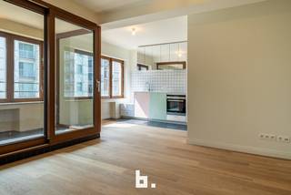 Stap binnen in een warm interieur waar nostalgie en comfort hand in hand gaan. Authentieke materialen, pastelaccenten en doordacht design zorgen...