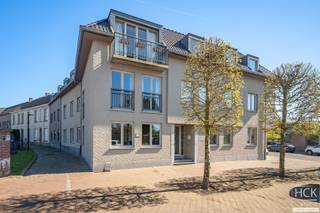 <strong>De ligging</strong><br />Dit appartement is gelegen op het gelijkvloers van '<strong>Residentie Bel Air</strong>', een nieuw opgericht gebouw uit 2008 gelegen aan het <strong>Eineplein </strong>en de '<strong>Sint-Eligiuskerk</strong>'. Allerhande winkels, horeca en overige faciliteiten (waaronder het openbaar vervoer) zijn op <strong>wandelafstand </strong>bereikbaar. De markt van Oudenaarde bevindt zich op ca 3 km. alsook centrumstad Gent is dankzij de <strong>vlotte verbinding met de N60</strong> op nog geen 30 min. rijden te bereiken. Het station van Oudenaarde bereikt u op fietsafstand (8 min. fietsen). Kortom,<strong> rustig doch centraal gelegen</strong>, een ware topligging!<br /><br /><strong>Het appartement</strong><br />Het appartement zelf is een <strong>zeer lichtrijk appartement </strong>met een aangename leef oppervlakte van ca 83 m². Er zijn ondermeer 2 slaapkamers, een badkamer met douche, lavabomeubel en aansluiting voor wasmachine alsook ruime leefruimte met aparte kookhoek aanwezig. Bijkomend beschikt u over een <strong>parkeerplaats </strong>én een <strong>privatieve kelderberging</strong>, beiden gelegen in het ondergrondse verdiep van het gebouw. Een lift is aanwezig in de residentie.<br /><br /><strong>De indeling</strong><br />Inkomhal voorzien van afzonderlijk toilet - ruime en lichtrijke woonkamer met aparte kookhoek  - hall - twee slaapkamers - berging en badkamer;<br />Kelderberging en parkeerplaats in het ondergrondse verdiep van het gebouw.<br /><br /><strong>Kenmerken</strong><br />- bouwjaar 2008<br />- bruikbare vloeroppervlakte: 83 m²<br />- HR-glas en houten raamprofielen<br /><span>- EPC: 371 kWh/m² jaar - D-label</span><br /><br /><strong>Troeven</strong><br />- mooie ligging!!<br />- lichtrijk appartement!!<br />- instapklaar!! (volledig voorzien van lichtarmaturen!!)<br />- parkeerplaats + kelderberging inbegrepen in de huurprijs!!<br /><br />Gemeen. kosten: € 60,00 / maand<br /><br />Beschikbaarheid: onmiddellijk / overeen te komen<br /><br />Voor meer informatie of een bezoek ter plaatse reageer via het contactformulier of stuur naar info@hckinvest.be