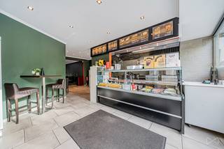<p><span>We Invest Sud-Luxembourg stelt u dit gemengde pand voor, ideaal gelegen aan Place Nestor Outer 14 in Virton, met een handelsruimte op de begane grond en een woongedeelte op de verdieping.</span></p>
<p><span>De momenteel verhuurde handelsruimte omvat een ruime zaal met een tooggedeelte en eetruimte, een afzonderlijk toilet, een kitchenette, een opslagruimte en een kleine binnenplaats.</span></p>
<p><span>Het woongedeelte is toegankelijk via een aparte ingang en biedt een mooie, lichte leefruimte met talrijke grote raampartijen, een balkon met uitzicht op het plein, een grote keuken, zes ruime slaapkamers, twee badkamers en drie toiletten.</span></p>
<p><span>Het gebouw beschikt over twee aparte ingangen, afzonderlijke installaties voor elektriciteit, verwarming en warm water, evenals kelders onder de volledige oppervlakte van het gebouw, die aanzienlijke opslagruimte bieden.</span></p>
<p><span>Het woongedeelte werd vroeger gebruikt als studentenhuisvesting, waarbij elke kamer werd verhuurd voor €450/maand, inclusief kosten. De handelsruimte is momenteel verhuurd voor €862/maand, goed voor €10.344 aan jaarlijkse huurinkomsten.</span></p>
<p><span>Dankzij de indeling en de ruime volumes is dit pand een interessante kans voor een verhuurinvestering of voor een gezin dat een ruime woning zoekt met aanvullende huurinkomsten uit de handelsruimte.</span></p>
<p><span>Voor meer informatie of een bezichtiging: +32 (0)63 33 00 69 – </span><span>sud.luxembourg@weinvest.be</span></p>