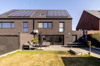 Gelegen in een rustige doodlopende straat, op een steenworp van het prachtige natuurdomein De Renesse en het centrum van Oostmalle, vindt u deze mooi BEN-woning. Met een bewoonbare oppervlakte van 268 m², domotica en een hoge afwerkingsgraad, biedt dit huis de perfekte balans tussen rust en modern wooncomfort.<br /><br /><span>Gelijkvloers<br /></span>U stapt de woning binnen via de ruimte inkomhal met ingemaakte vestiairekasten. Er bevindt zich tevens een ruim gastentoilet met lavabo.<br />De lichtrijke keuken en leefruimte baden in het natuurlijke licht door de grote ramen. Tijdens de warme zomers zorgt de airconditioning voor een heerlijke verkoeling. Verder beschikt de woning over een berging/wasplaats en gekoppelde garage<br /><br /><span>Eerste verdieping</span><br />Hier bevinden zich twee bijzonder ruime prachtig afgewerkte slaapkamers. De badkamer straalt pure luxe uit en beschikt over een grote inloop-regendouche, een ligbad, een dubbele lavabo en een grote spiegelpartij. Een grote strakke bureau is geïntegreerd in de hal.<br /><br /><span>Tweede verdieping</span><br />Ook hier vindt u 2 ruime slaapkamer, voorzien van grote veluxramen die zorgen voor een natuurlijk licht. Ook de tweede handige badkamer, compleet met een ruime regendouche, lavabo en toilet biedt het nodige comfort.<br />Via een valtrap bereikt u een grote bergzolder.<br /><br />De tuin is zuidgericht, volledig omheind en heeft een riant terras van 40m² stijlvol afgewerkt tussen de terrasmuren.<br /><br />TROEVEN IN DE KIJKER<br />BEN-woning : EPC A <br />C+ ventilatiesysteem<br />Zonnepanelen<br />Slimme domotica : bedien alles vanop afstand via de smartphone<br />elektrische rolluiken over de gehele woning<br />alarmsysteem<br />4 ruime slaapkamers met airco<br /><br />
<p>Zin om van deze woning je nieuwe thuis te maken?</p>
<p>Bel Flor Vastgoed voor een afspraak ter plaatse op 03/283 62 43!</p>