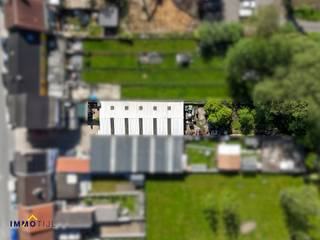 Op zoek naar een goed gelegen opslagruimte voor uw professionele activiteiten? Deze ruime magazijnruimte (ca. 220 m²) biedt tal van mogelijkheden...