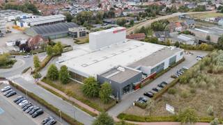 <p>Magazijn met kantoorruimte ideaal gelegen in Zwijndrecht, Baarbeek 2, langs de E17, met uitstekende bereikbaarheid voor logistieke en industriële activiteiten.</p>
<p>Het pand bestaat uit 3.911 m² magazijnruimte, 1.086 m² kantoren op het gelijkvloers en 900 m² kantoren op de eerste verdieping, wat zorgt voor een flexibele en functionele indeling.</p>
<p>De site is uitgerust met laadkades, voldoende toegangspoorten en een ruime parking aan de voorzijde voor vlotte manoeuvres en parkeren.</p>
<p>Vrije hoogtes tussen 6 en 12 meter, geschikt voor diverse opslag- en bedrijfsactiviteiten.</p>
<p>Onmiddellijk beschikbaar.</p>