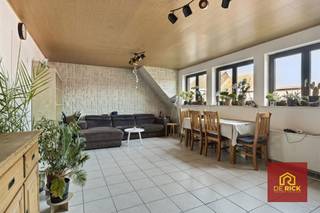 Dit appartement is gelegen in een kleinschalige residentie in het hart van de stad. Het omvat een inkomhal, een lichtrijke woonkamer, een...