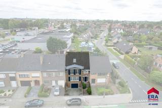 Indeling Kelder- Dubbele garage, wasplaats en berging Gelijksvloer- Inkomhal, apart toilet, living met cassette, keuken met ontbijthoek, veranda1e...