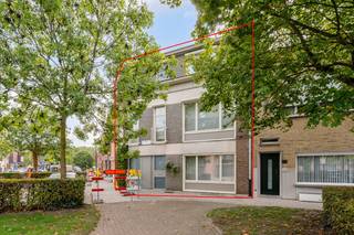 <strong>TE KOOP | Lier – Eeuwfeestlaan 254</strong><br /><br />Ruime en goed onderhouden gezinswoning op een uitstekende locatie, op wandelafstand van het station en het centrum van Lier.<br /><br />Deze veelzijdige woning biedt heel wat ruimte en mogelijkheden, verdeeld over drie woonniveaus en aangevuld met een kelder, garage en terrassen.<br /><br /><strong>Indeling:</strong><br />Gelijkvloers: inkomhal, polyvalente ruimte, badkamer, kitchenette, garage, terras.<br />Eerste verdieping: ruime woonkamer, keuken, apart toilet, terras.<br />Tweede verdieping: 3 slaapkamers, badkamer.<br />Daarnaast beschikt de woning over een kelder, ideaal als extra bergruimte.<br /><br /><strong>Technische gegevens:</strong><br />EPC 390 kWh/m²/jaar = energielabel D;<br />Centrale verwarming op aardgas.<br /><br /><strong>Benieuwd naar deze woning?</strong><br />Bekijk alvast de interactieve grondplannen en foto's online via:<br />🌐 www.wijns.be<br /><br /><strong>Interesse?</strong><br />Neem vandaag nog contact met ons op voor meer informatie of om een bezoek ter plaatse in te plannen.<br />📞 0473/33 33 33<br />✉️ philip@wijns.be<br /> 