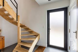 <p><strong>FOR SALE in Merelbeke</strong><span></span></p>
<p>Looking for a spacious, energy-efficient home that is ready to move into? This semi-detached house was thoroughly renovated in 2017 and further upgraded afterwards. The flat roof was renewed in 2018, while air conditioning, a water softener and a fully finished attic were added in 2019.</p>
<p>The spacious entrance hall with guest toilet leads to the modern, fully equipped open-plan kitchen with island and the bright living area. Adjacent is a practical utility room with space for a washing machine and dryer.</p>
<p>On the first floor, you will find a fully equipped bathroom with bathtub, shower and second toilet, two spacious bedrooms and a pleasant office area with plenty of natural light. The second floor offers two additional bedrooms and a separate storage room.</p>
<p>Outside, you can enjoy a south-facing garden, ideal for making the most of sunny days. Additional assets include the convenient location, generous living space, EPC energy label A, asbestos-safe status and a compliant electrical inspection, including the solar panels.</p>
<p>A well-maintained and comfortable family home that perfectly combines space, natural light and energy-efficient living.</p>
<p><strong>Guide price: €595,000</strong></p>
<p>Don’t miss this opportunity. Contact us today for more information or to schedule a viewing.<br />Contact Ruben by e-mail at <strong>ruben@cornelis-goeman.be</strong></p>
