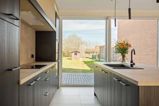 Wandel deze prachtige nieuwbouw 3 slaapkamer woning met grote tuin eens binnen in de doodlopende Merelstraat in Oostrozebeke nabij alle...