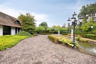 <p>Uitnodigende duo-villa op 8.843 m² op toplocatie in de gegeerde residentiële villawijk bij de NL-grens.</p><p>In 2023 totaal vernieuwd en klaar voor nieuwe bewoners staat deze prestigieuze villa (ca. 610 m² woonruimte) met rieten kap misschien wel op jou te wachten: Dat kan je beter niet te lang doen, want goeie dingen zijn snel weg.<br />Vooraan ontdek je direct de aantrekkelijke gevel en omkadering met vijvers en fonteinen. Vele auto's kan je er ook al parkeren, plaats genoeg.<br />Eénmaal binnen sta je verbluft naar de indrukwekkende marmeren traphal te kijken met glazen deuren naar de leefruimte. Deze is praktisch ingedeeld in verschillende knusse zithoeken en een eetkamer, allen met open haard. In de compleet ingerichte eetkeuken kan je je kookkunsten zeker tentoonstellen. De bijkeuken is gewoon handig erbij. Verder passeren we een gastentoilet, een master met veel inbouwkasten, dressings en een badkamer met alle faciliteiten spreekt direct aan om je dagelijkse verwenbeurt te genieten. Aansluitend is er een studio met living, badkamer, dressing, berging, extra keuken en woonkamer en toilet. Ideaal voor een inwonend familielid of personeel. Boven zijn e nog 4 slaapkamers met badkamers, dressings, 2 balkons en een woonkamer. Het lijkt wel een multi-huis met al deze ruimtes. Perfect voor een nieuw samengesteld groot gezin, want dat kan natuurlijk ook. In de achtertuin weet je niet waar eerst naar kijken: een serre zwevend boven de vijver, een zen-woonwagen, een fitnesshobbygebouw, een jacuzzi, overdekt terras, een zandstrand met opbouw zwembad. Ook is er zelfs een paintball terrein, en de paardenstal dient natuurlijk voor het stallen van paarden of andere dieren. Overal in het huis zijn er airco's te vinden en is er ook vloerverwarming. Kortom, dit vraagt voor een bezoekje om dit alles te bekijken.</p><p>EPC label B</p><p>Allerlei:<br />- Dubbele oprit<br />- Unieke vijverpartij met fonteinen<br />- Geboorde put versus grondwater<br />- Elektrische zonnewering<br />- Vele airco's<br />- Alarm<br />- Vele inbouwkasten<br />- Conform elektriciteitsattest<br />- Geen astbest<br />- Mogelijkheid voor het houden van paarden<br />- 2 balkons met knap uitzicht<br />- 6 slaapkamers<br />- 4 badkamers <br />- Bijzondere bijgebouwen</p><p>- Kangoeroewoning</p><p>- Beneden bewoning is mogelijk</p><p>- Kantoor aan huis is mogelijk</p><p>Vg, Wp/Agr, Gmo, Gvkr, Gvv. Alle informatie onder voorbehoud van vergissingen en wijzigingen. Oppervlaktes zijn indicatief.<br />Dit is geen aanbod, maar een onderhandelingsvoorstel.</p>