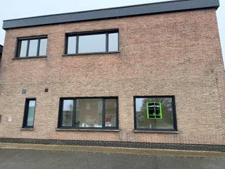 Ruime woning gelegen in het rustige Sint-Eloois-Vijve.✔️ Vernieuwde keuken✔️ Vernieuwde badkamer✔️ 2 ruime slaapkamers✔️ Verwarming op gas✔️ Garage...