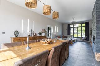<strong>Heist: Zeer ruime en instapklare woning te koop met zonnige tuin en garage in Heulebrug te Knokke-Heist.</strong><br /><br />Bent u op zoek naar een ruime woning aan de kust die zowel perfect kan dienen als vaste woonst of als tweede verblijf? Dan is deze uitzonderlijk ruime woning gelegen in Middenschip 13 te Knokke-Heist beslist een bezoek waard. Deze instapklare woning biedt alle hedendaags comfort en kenmerkt zich door haar royale volumes en veelzijdige indeling. Met maar liefst vier grote, volwaardige slaapkamers is er voldoende ruimte voor het hele gezin of voor het ontvangen van gasten.<br /><br /><strong>Indeling: <br />Glv: </strong>Ruime inkomhal met vestiaire, gastentoilet, lichtrijke en comfortabele leefruimte met aansluitend de eetplaats, open keuken voorzien van alle apparatuur, ruime berging met aansluiting voor was- en droogmachine, zonnige tuin met terras, garage met zolderruimte. <br /><strong>1ste verdiep: </strong>twee zeer ruime slaapkamers, badkamer met grote inloopdouche en dubbele wastafel, apart toilet, bureauruimte.<br /><strong>2de verdiep: </strong>tweede leefruimte met open keuken, volwaardige slaapkamer, apart toilet. <br /><strong>3de verdiep: </strong>4e slaapkamer.<br /><br /><strong>Troeven: </strong>
<ul><li>Ruime en instapklare woning ideaal voor vaste bewoning, tweede verblijf, kangoeroewoning.</li><li>Energiezuinig, ook voorzien van zonnepanelen. </li><li>4 volwaardige ruime slaapkamers.</li><li>Rustige ligging, op 5 minuten rijden van het Heldenplein, zeedijk en Delhaize in Heist, tennisclub Duinbergen. </li><li>Zonnige tuin mét terras. </li><li>Inpandige garage voor 2 auto's.</li></ul>
Meer info? Contacteer Ayita op 0496 13 43 12 of via ayita@eraservimo.be