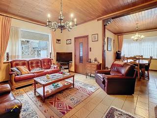 Deze halfopen woning is een ideale starterswoning en beschikt op het gelijkvloers over een inkomhal, een ruime woonkamer met eetplaats en...