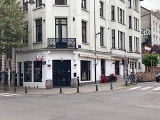 Hoekhandelspand, gelegen in een zeer levendige en commerciële wijk. Uitstekende opportuniteit voor een bar of lichte horeca, met mogelijkheid om in...