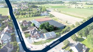 Gelegen aan het kruispunt van de Pittemstraat en de Randweg in Meulebeke bevindt zich dit magazijn van 400 m² aangevuld met 100 m² overdekte luifelruimte, een vrije hoogte van 6 meter en een sectionaalpoort van (4 m B x  x 4,2 m H). Achteraan bevindt zich een opslagruimte van 50 m² die als bureauruimte kan ingericht worden.<br /><br />Het bedrijfsgebouw is beschikbaar vanaf september 2026 en vormt dankzij de combinatie van magazijn, overdekte laad- en losruimte een uitstekende locatie voor diverse bedrijfsactiviteiten.<br /><br />Contacteer PANORAMA B2B voor meer inlichtingen, plannen of een vrijblijvend plaatbezoek 050 300 800.