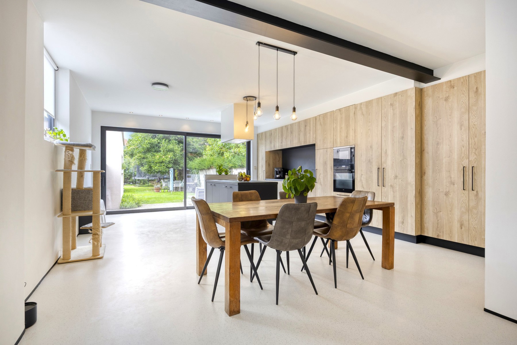 Gerenoveerde gezinswoning met 3 slaapkamers, garage en tuin - foto 4