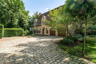 <p>Op het einde van een rustige, doodlopende straat bevindt zich deze karaktervolle kasteelvilla, bereikbaar via een stijlvolle inkompoort en een oprijlaan. De woning is gelegen op een prachtig perceel van 2.301 m² en geniet van maximale rust, privacy en een groene omgeving.</p>
<p>Via de royale inkomhal met statige trap betreedt u de woning. De sfeervolle leefruimte van ca. 66 m² straalt authenticiteit uit dankzij de Franse haard, natuurstenen kasteelvloeren en de open vide. De keuken (ca. 16 m²) biedt uitzicht op de veranda en het overdekte zwembad, waar zich tevens een douche en toilet bevinden. Verder beschikt het gelijkvloers over een gastentoilet en een inpandige dubbele garage.</p>
<p>De eerste verdieping omvat een ruime overloop en twee royale slaapkamers, elk met een eigen ensuite badkamer, en een aparte berging. Via een draaitrap bereikt u de zolderverdieping, waar zich nog twee ruime kamers en een bijkomende badkamer bevinden.</p>
<p>De prachtig aangelegde tuin vormt een oase van rust en biedt een uitzonderlijke combinatie van groen, privacy en ruimte.</p>
<p>Dit uniek eigendom dient gerenoveerd te worden, maar biedt een zeldzame kans om een karaktervolle villa met kasteelallure volledig naar eigen smaak en hedendaagse normen te renoveren. Een uitzonderlijk pand voor wie op zoek is naar charme, ruimte en een exclusieve ligging.</p>
