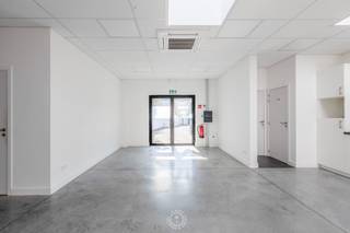 Bent u op zoek naar een <strong>instapklaar en professioneel kantoor</strong> op een uitstekende locatie? Deze stijlvolle unit (A5) van <strong>75 m²</strong> bevindt zich in het gerenommeerde <strong>HUB business-center, </strong>pal in het centrum van Temse. <br /><br />De ruimte is <strong>modern afgewerkt </strong>en uitgerust met alle comfort, waaronder een <strong>privé sanitaire ruimte en </strong>een aparte kamer die perfect dienst kan doen als <strong>vergaderruimte of praktijkruimte.</strong><br />Ook op energetisch vlak scoort het kantoor goed, met een <strong>EPC-label B.</strong><br /><br />Huurprijs:<strong> € 800/maand + vaste kosten: € 250/maand, excl. btw</strong><br /><u><strong>Deze kosten omvatten o.a.: </strong></u><em>verbruik van nutsvoorzieningen, airco en verwarming, parkeerplaats, beveiligde wifi, camerabewaking, telefonielijn incl. toestel, bestickering van deur, plaatsing van uw logo in de doorgang en op de brievenbus, én afvalverwerking.</em><br /><br />De kantoorruimte is <strong>onmiddellijk beschikbaar en klaar voor gebruik.</strong><br /><br />Interesse of vragen?<br />Neem vrijblijvend contact op via 03/502.98.74 of mail naar <strong>cvg@claves.be.</strong>