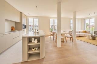 <p><strong>Instapklaar luxe-appartement onder registratierechten </strong></p><p></p><p>Ontdek het allerlaatste beschikbare appartement in MERCIER, een exclusief nieuwbouwproject aan het Kardinaal Mercierplein in Mechelen. Dit hoogwaardige appartement is volledig afgewerkt, professioneel geschilderd, voorzien van stijlvolle verlichting en onmiddellijk beschikbaar bij akte. Je hoeft enkel nog te verhuizen.</p><p>Dankzij geothermie, vloerverwarming en -koeling, ventilatiesysteem D en domotica geniet je van een uitzonderlijk wooncomfort én een laag energieverbruik.</p><p>De centrale ligging combineert de charme van een karaktervolle buurt met alle voorzieningen op wandelafstand. Winkels, horeca, het station en de Mechelse binnenstad liggen vlakbij.</p><p>Een belangrijk financieel voordeel is dat dit appartement wordt aangekocht onder het registratiestelsel en dus niet onder het btw-stelsel. Zo bespaar je aanzienlijk op de aankoopkosten ten opzichte van een klassieke nieuwbouwaankoop.</p><p>Ben je op zoek naar een zorgeloos, instapklaar appartement op een toplocatie? Plan vandaag nog je bezoek en ontdek deze unieke laatste kans in MERCIER.</p>