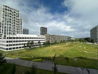 Indeling<br /><br />Ontdek dit ruime en luxueuze appartement met twee zonnige terrassen, gelegen in een recent gebouw op een toplocatie tussen het Zuid en Nieuw Zuid. Dankzij de ideale oriëntatie geniet u de hele dag door van de zon: een heerlijk ontbijt in de ochtendzon op het achterterras en ontspannen namiddagen op het terras aan de voorzijde.<br /><br />De royale leefruimte baadt in het natuurlijke licht dankzij de grote raampartijen en biedt een prachtig, rustgevend uitzicht op het groen en de Schelde. De open keuken vormt het hart van het appartement en is volledig uitgerust voor kookliefhebbers. Het stijlvolle kookeiland met natuurstenen werkblad wordt aangevuld met hoogwaardige toestellen, waaronder een grote inductiekookplaat, oven, microgolfoven, vaatwasser en een ruime koelkast met diepvriezer.<br /><br />Doorheen het volledige appartement zorgt de warme parketvloer voor een elegant en ruimtelijk gevoel. De slaapkamers bevinden zich aan de rustige achterzijde van het gebouw en bieden optimaal comfort. De moderne badkamer beschikt over een ruime inloopdouche en dubbele wastafel. Daarnaast is er een apart gastentoilet aanwezig.<br /><br />Omgeving<br /><br />Dit appartement geniet van een uitstekende ligging op het Zuid, een van de meest geliefde buurten van Antwerpen. Voor uw dagelijkse boodschappen bevindt zich een Colruyt letterlijk naast de deur, terwijl ook andere supermarkten, bakkers, slagers, apotheken en banken zich op wandelafstand bevinden.<br /><br />Liefhebbers van gastronomie en gezelligheid komen hier volop aan hun trekken. Tal van restaurants, cafés en terrasjes liggen binnen handbereik, zowel op het Zuid zelf als aan de Kaaien, de Leopold de Waelplaats en de Marnixplaats. Bovendien bevindt u zich vlak bij het prachtig vernieuwde park van de Gedempte Zuiderdokken, een groene oase midden in de stad.<br /><br />Bijzonderheden<br />Gemeenschappelijke kosten: €150/maand (onderhoud van de gemeenschappelijke delen)<br />Fietsenberging aanwezig<br />Praktische kelderberging inbegrepen<br />Energiezuinig appartement<br />Publieke ondergrondse parking onder het gebouw met mogelijkheid tot het huren van een autostaanplaats<br /><br />Een instapklaar appartement waar ruimte, comfort, licht en een topligging perfect samenkomen.