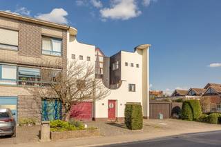 Bent u op zoek naar een woning waar design, lichtinval en functionaliteit naadloos samenkomen op een toplocatie in centrum Aartselaar? Deze...