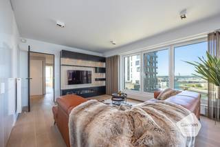<ul>
<li><strong>Modern instapklaar appartement</strong> met mooi zonneterras aan de rand van de Spuikom te Bredene met panoramische uitzicht!</li>
<li>Omschrijving: inkomhal, ruime & lichtrijke living met aansluitend een <strong>mooi ruim terras</strong> met een prachtig & uniek open zicht , aansluitend een volledig ingerichte strakke open keuken, verder een afzonderlijke berging voorzien van aansluiting voor wasmachine, een toilet, <strong>3 slaapkamers en 2 badkamers. </strong></li>
<li>De grote raampartijen bieden een maximaal licht- en zoncomfort in combinatie met een gunstige zonoriëntatie! Je kunt er zowel genieten van de ochtendzon, de namiddagzon als van een idyllischezonsondergang!</li>
<li>Er is een gemeenschappelijke <strong>fietsenberging </strong>en vuilnislokaal in het gebouw aanwezig.</li>
<li>Mogelijkheid tot aankoop van een autostaanplaats of een <strong>dubbele garagebox</strong> in hetzelfde gebouw!</li>
</ul>
Dit pareltje is zeer rustig gelegen en bevindt zich bovendien op wandelafstand van het winkelcentrum van Bredene en vlakbij het openbaar vervoer! Zeker een bezoek waard!
