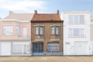 Unieke en bijzonder ruime woning met een indrukwekkende brede inkomhal, ideaal voor grotere gezinnen of voor wie houdt van veel leefruimte en...