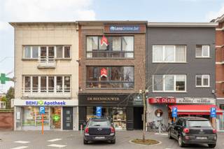 Ruim appartement (88m²+20m²) op eerste verdieping met ruime veranda en veel lichtinval, gelegen in het centrum van Brasschaat. AAA-locatie met...