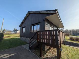 Chalet indépendant très soigné avec un emplacement unique à RochehautLa disposition du chalet est la suivante :Sous-sol :-Garage-CaveÉtage / espace...