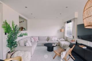 <p><span>MARIAKERKE - Gezellige starterwoning in rustige en residentiële omgeving</span></p><p><span> </span></p><p><span>Ontdek deze instapklare hoekwoning met drie slaapkamers aan de Trekweg te Mariakerke, met een zicht op de Brugse Vaart.</span></p><p><span>De rustige ligging, doordachte indeling en aangename buitenruimte maken deze woning ideaal voor starters en gezinnen.</span></p><p><span>Doorheen de jaren werd de woning zorgvuldig onderhouden en beschikt ze over een recente keuken en sanitaire voorzieningen.</span></p><p><span> </span></p><p><span> </span></p><p><span>De belangrijkste troeven in een notendop: </span></p><ul><li><span>Rustige en groene omgeving</span></li><li><span>Vlot verbonden met invalswegen</span></li><li><span>Drie volwaardige slaapkamers</span></li><li><span>Recent opgefriste keuken en sanitair</span></li><li><span>Aparte (bureau)ruimte in de woonkamer</span></li><li><span>Volwaardig terras op de eerste verdieping</span></li><li><span>Kelder en berging aanwezig </span></li><li><span>Asbestveilig</span></li></ul><p><span> </span></p><p><span> </span></p><p><span>Indeling:</span><span> Inkomhal met vestiaire en berging, apart toilet, leefruimte met open keuken, bureauhoek, eetkamer en zithoek met zich op het water, badkamer met ligbad, lavabomeubel en inloopdouche, nachthal, toegang tot zuidgericht terras, twee volwaardige slaapkamers, inloopdressing of bureau, ingerichte zolderkamer.</span></p><p><span> </span></p><p><span>Belangrijk: </span></p><p><span>Richtprijs: 349.000 EUR</span></p><p><span>EPC: 382 kWh/m² jaar (UC: 20260615-0003892602-RES-1)</span></p><p><span>Geen renovatieverplichting</span></p><p><span> </span></p><p><span>Interesse? Contacteer Axel Lenaerts makelaars voor meer info of een bezoek via <span>Laurens@axellenaerts.be</span></span><span> of 09 245 24 24</span></p>