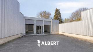 Polyvalente handelsruimtes / baanwinkel van ca. 325 m² te huur in Roeselare – topligging tussen E403 en centrum.Bent u op zoek naar een grote...