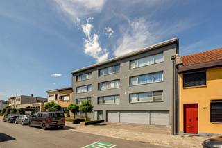 <p><span>Mogelijkheid tot aankoop van 3 overdekte autostaanplaatsen met moderne, elektrische bediende garagepoort.<br /><br />Deel links: Ruime, enkele autostaanplaats aan 20.000 €<br />Deel rechts: Dubbele achter-elkaar autostaanplaats (of naast het stallen van een auto nog ruime extra bergruimte): 24.000 €<br />(linkse & rechtse deel kunnen samen of apart gekocht worden)<br /><br />Ideaal om zelf te gebruiken of als investering voor verhuur.</span></p><p><span>Ben jij geïnteresseerd in deze autostaanplaats te koop in Deurne, ben je op zoek naar ander vastgoed, een investering of wens je de waarde van jouw eigendom te kennen? Dan ben je bij BOLT immo aan het juiste adres! Wij helpen jou graag verder.</span></p>