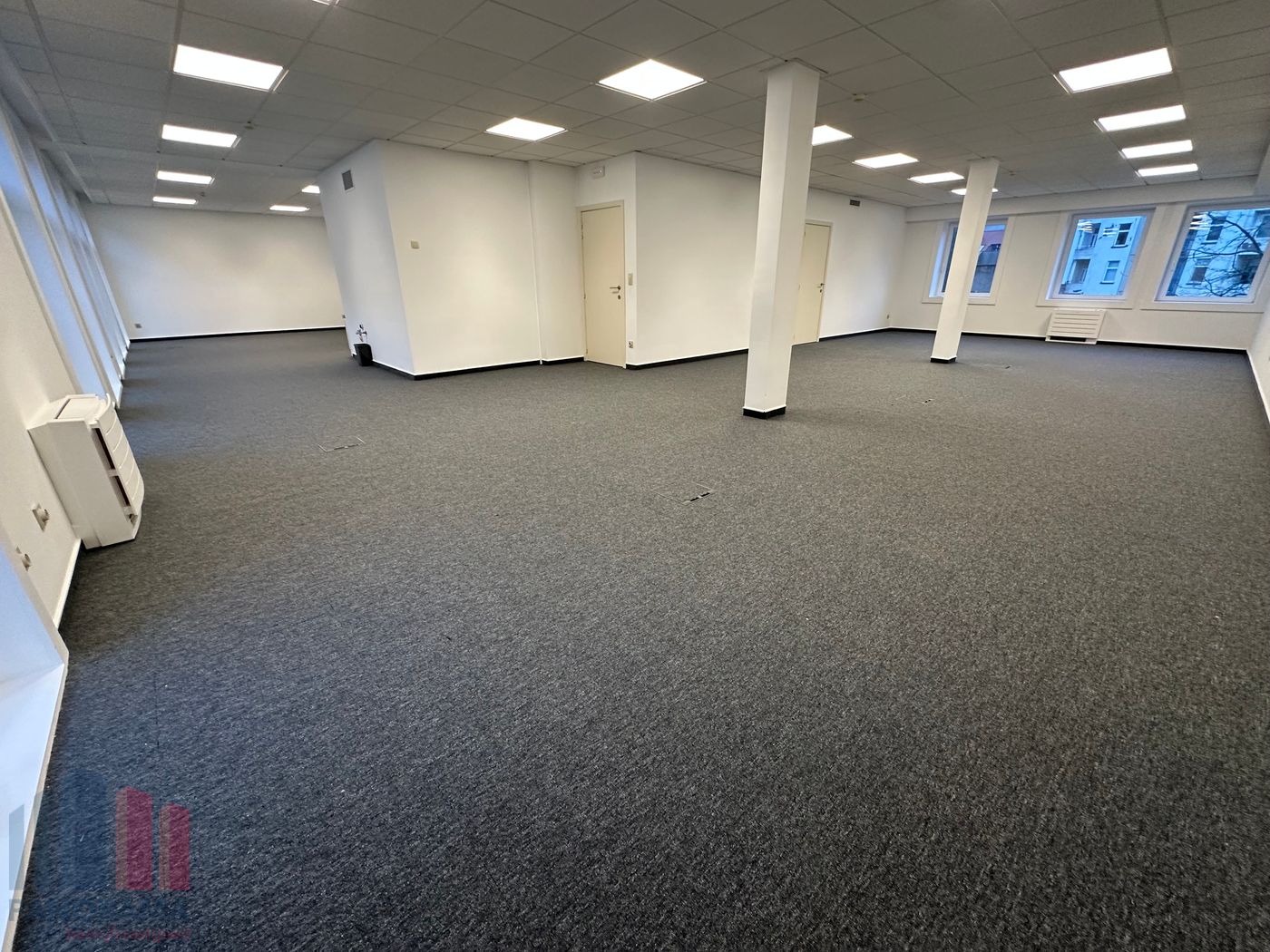 Stijlvolle kantoorruimte te huur in hartje Kortrijk - photo 1