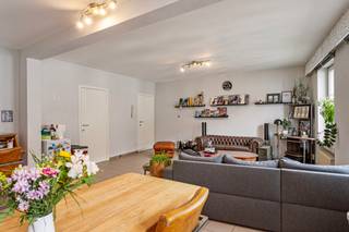 <strong>Ruim appartement in het centrum van Antwerpen vlakbij de Meir</strong><br /><br /><strong>Indeling:</strong><br /><span>Via de inkomhal heeft men toegang tot de </span><strong>grote leefruimte</strong><span> met zeer veel lichtinval. De leefruimte geeft toegang tot de </span><strong>gezellige keuken</strong><span>, uitgerust met een inductie kookvuur, oven, microgolfoven, vaatwasser, koelkast en voldoende opbergkasten. De nachthal zorgt voor een verbinding tussen de andere ruimtes: de eerste slaapkamer aan de voorzijde van het gebouw, hiernaast een berging met aansluiting voor was- en droogmachine, een apart gastentoilet. Achteraan het appartement bevinden zich de </span><strong>grote slaapkamer</strong><span> en de badkamer voorzien van een ligbad en wastafel met spiegelkast.</span><br /><br /><strong>Bijzonderheden:</strong><b> <br /></b><strong>Zeer gunstig EPC</strong><span>: 143 kWh/(m² jaar)</span><br /><span>Maandelijkse kosten: €90,- [Voorschot waterverbruik; Beheer; verbruik/onderhoud algemene delen (incl. lift);].</span><br /><br /><strong>Ligging:</strong><br /><span>Middenin de stad, op een steenworp van de </span><strong>Groenplaats<span> </span></strong><span>en</span><strong> </strong><span>de </span><b>Meir</b><strong>, </strong><span>alsook talrijke horecazaken, winkels, openbaar vervoer en vélostations.</span>