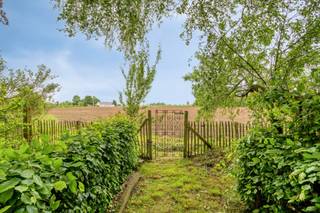 In de rustige Oplombeekstraat 16 te Pajottegem bevindt zich deze charmante woning op een uitzonderlijke locatie, omringd door groen en met een prachtig uitzicht over de omliggende velden. Hier geniet u dagelijks van rust, ruimte en natuur, terwijl alle nodige voorzieningen vlot bereikbaar blijven.
De woning werd reeds aangepast aan de hedendaagse woonnormen en beschikt onder meer over een conforme elektrische installatie, zonnepanelen(2,7kwh), dubbele beglazing en een gunstig EPC, wat zorgt voor een comfortabele en energiezuinige woonomgeving. Mits enkele beperkte opfrissingswerken kan deze woning volledig worden afgestemd op de huidige woonwensen. Momenteel wordt de woning verwarmd met stookolie(gekeurde tank)
Op het gelijkvloers omvat de woning een ruime en lichtrijke leefruimte, een royale keuken met directe toegang tot de tuin en een praktische, ruime berging. Op de eerste verdieping bevinden zich twee volwaardige slaapkamers en een badkamer. De zolderverdieping biedt bovendien de mogelijkheid om een extra slaapkamer, bureau of hobbyruimte te creëren.
Buiten wacht een prachtige tuin die naadloos aansluit op de achterliggende velden en een uniek gevoel van vrijheid biedt. Daarnaast beschikt het perceel over een handige werkplaats, ideaal voor de hobbyist, zelfstandige of wie extra opslagruimte wenst.
Bent u op zoek naar een woning met karakter, ruimte en een uitzonderlijke landelijke ligging? Dan is deze eigendom beslist een bezoek waard.
Meer info of een bezoek: Michael@immoaccenta.be