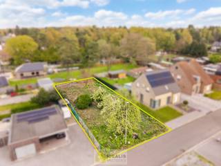 <strong>KNAPPE BOUWKAVEL VOOR OPEN BEBOUWING VAN 5A 42CA OP EEN GROENE RUSTIGE LOCATIE IN LOMMEL KOLONIE! Deze bouwkavel met een oppervlakte van 5a 42ca biedt de mogelijkheid voor het bouwen van een prachtige eengezinswoning op een heerlijke plek in een residentiële wijk. Zo zijn basisschool, supermarkt, bakker, apotheek, horeca op fietsafstand bereikbaar. Daarnaast is de bouwkavel gelegen op een steenworp van de grens met Nederland!</strong><br /><br /><strong>LIGGING: </strong><br />Vanuit deze locatie is men op enkele stappen verwijderd van zowel de Nederlandse grens als sportfaciliteiten, openbaar vervoer, horeca,… en vooral ook een heel groene omgeving. Een gunstige ligging gecombineerd met een vlotte verbinding ten opzichte van omliggende gemeenten.<br /><br /><strong>EXTRA TROEVEN:</strong><br />- Fijne locatie, centraal t.o.v. omliggende gemeenten<br />- Op een steenworp van de grens met NL<br />- Open bebouwing<br />- Residentieel gelegen in een rustige wijk<br /><br /><strong>Stedenbouwkundige Inlichtingen:</strong><br />Bouwvergunning - Woongebied - Geen dagvaarding - Geen voorkooprecht – Verkavelingsvergunning<br /><br /><strong>O-peil:</strong> niet overstromingsgevoelig gebied<br />P-score: A<br />G-score: ONBEKEND<br /><br /><strong>Benieuwd naar deze bouwgrond? Ons IDEALIS Team geeft U met plezier en steeds vrijblijvend de nodige informatie via e-mail, ter plaatse of op ons kantoor te Pelt.<br />Wenst U advies omtrent uw eigen woning? Graag plannen wij vrijblijvend met U een afspraak in om onze expertise met U te delen, steeds tot Uw dienst!!<br />Neem contact op met IDEALIS VASTGOED op 011/515 565 of mail naar info@idealisvastgoed.be!</strong><br /><br />