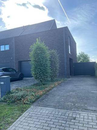 Moderne gezinswoning op toplocatie in Ezaart<br /><br />Deze verzorgde halfopen woning combineert ruimte, comfort en energiezuinig wonen.<br /><br />Met een bewoonbare oppervlakte van ongeveer 215 m² biedt de woning alle benodigde ruimte, ze is zorgvuldig onderhouden en heeft een warm en modern interieur met veel maatwerk. De lichtrijke leefruimte staat in directe verbinding met de zuidgerichte tuin, het grote terras en achterliggend groen.<br />De woning is volledig instapklaar en voldoet aan de hedendaagse woonnormen.<br /><br /><br />Energiezuinig en toekomstgericht<br /><br />De woning behaalt een EPC A-score (82 kWh/m²) en is uitgerust met:<br /><br />11 zonnepanelen<br />conforme elektrische installatie<br />laadpaal voor elektrische wagen<br />energiezuinige technieken<br /><br />Daardoor geniet u van lage energiekosten en een woning die klaar is voor de toekomst.<br /><br /><br />Nog meer troeven:<br /><br />- Energiezuinig (regenwaterrecuperatie (toiletten, buitenkraantjes, wasmachine), vloerverwarming, zonnepanelen)<br />- Zuidgerichte aangelegde tuin (volledig afgesloten), groot terras met zonneluifel<br />- Elektrische rolluiken boven, elektrische screens beneden (binnen)<br />- Inpandige garage<br />- Overal ingemaakte kasten, vuilewaskoker<br />- Sierhaard<br />- Gegoten betonkelder<br />- Alarminstallatie, Fiberklaar<br />- Speeltoestel, trampoline<br />- Gunstige ligging nabij centrum, scholen en winkels<br />