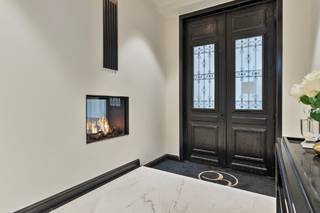 Luxe pand te koop nabij het dorpsplein van Lebbeke. Dit exclusieve eigendom wordt momenteel gebruikt als kantoorruimte en beschikt op de tweede verdieping over een stijlvolle loft. Met minimale inspanningen kan het pand worden omgevormd tot een luxueuze woning of optimaal worden benut als ruimte voor een zelfstandig beroep met kantoor.<br />Bij binnenkomst ervaart u direct de grandeur van de imposante inkomhal met hoge plafonds, hoogwaardige afwerking en elegante glazen stalen deuren in zwarte uitvoering. Links bevindt zich een ruime kantoorruimte, die tevens perfect kan dienen als een stijlvolle woonkamer. De visgraatparketvloer draagt bij aan de exclusieve uitstraling van de ruimte. Rechts vooraan bevindt zich een tweede kantoorruimte, waarin de doorkijkgashaard van de inkomhal een sfeervol element vormt. Ook hier is de ruimte voorzien van een verfijnde visgraatparketvloer.<br />Achter de volgende glazen deur treft u momenteel een compacte keuken, die eenvoudig kan worden uitgebreid naar wens.<br />De eerste verdieping, eveneens voorzien van visgraatparket, heeft een vergelijkbare indeling. Links bevindt zich een ruim kantoor, dat eenvoudig kan worden omgevormd tot een ruime slaapkamer. Aan de rechterzijde zijn momenteel twee royale kantoren ingericht, die eveneens perfect kunnen dienen als extra slaapkamers.<br />Op de tweede verdieping bevindt zich een prachtige loft met een volledig ingerichte keuken met werkeiland en eethoek, een gezellige zit- en tv-hoek, een moderne badkamer met inloopdouche en een ruime slaapkamer. Er hoort een parkeerplaats bij de woning.<br />Dit unieke pand biedt talloze mogelijkheden en is een ideale combinatie van luxe, functionaliteit en stijl. Perfect voor wie op zoek is naar een exclusieve woon- of werkruimte in het hart van Lebbeke. Voor een bezoek of gsm 0496299200.