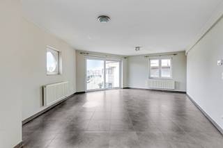 <p><span>Zonnig & lichtrijk hoekappartement met 2 volwaardige slaapkamers in de recente residentie Ghislain I.</span></p><p><span>Gelegen op de 3de verdieping, vlakbij zeedijk en centrum, met mooi open zicht op de omgeving.</span></p><p><span>U betreedt het appartement via de ruime inkomhal. Meteen wordt u getrokken naar de ruime leefruimte die baadt in het licht door de vele raampartijen.</span></p><p><span>Op het terras zal u gezellig vertoeven en genieten van de zon en het wijds uitzicht.</span></p><p><span>De open keuken is voorzien van alle modern comfort, talrijke kasten en u geniet tijdens het koken van een fijn uitzicht. </span></p><p><span>De hal leidt ons naar de 2 ruime slaapkamers die zijn afgewerkt met een kwalitatieve laminaatvloer en waarvan 1 beschikt over een aanpalend terras. </span></p><p><span>De badkamer is ingericht met dubbele lavabo, geriefelijk lavabomeubel met spiegelkasten, ligbad en toilet. </span></p><p><span>Er is een afzonderlijk toilet alsook een praktische berging met aansluiting voor de wasmachine.</span></p><p><span>Het appartement beschikt over pvc-raamprofielen met hoogrendementsbeglazing, een condenserende verwarmingsketel op gas en een gunstig epc (label B). </span></p><p><span>In het gebouw bevindt er zich een fietsenstalling, huisvuillokaal en heeft elk appartement afzonderlijke meters voor de nutsvoorzieningen. </span></p><p><span>Grote troef is de mogelijkheid tot aankoop van een staanplaats in het gebouw. </span></p><p><span>De staanplaats heeft een directe doorgang naar de lift. </span></p><p><span>Het station, winkel-wandelgebied en de zeedijk bevinden zich op wandelafstand. </span></p><p><span> </span></p>