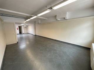 OPENHUIS ZATERDAG 4 APRIL VAN 14.00u - 15.30u - Uniek gelegen in het levendige centrum van Wevelgem, biedt dit veelzijdige pand een geweldige kans.De royale binnenruimte is momenteel ingericht als kantoor en beschikt over meerdere werkplekken, ideaal voor zakelijke of co-work situaties. Met zijn unieke ligging biedt dit pand niet alleen uitstekende zichtbaarheid, maar ook gemakkelijke toegang tot lokale voorzieningen en transportverbindingen. Hierdoor is het pand uitermate geschikt voor diverse zakelijke toepassingen, van een boetiek tot een creatief kantoor of atelier. De eigendom kan ook omgebouwd worden naar een woonhuis. Deze eigendom heeft een grote garage met uitweg via Schoolstraat. Ontdek het potentieel en de veelzijdigheid van dit pand te midden van het bruisende centrum van Wevelgem!