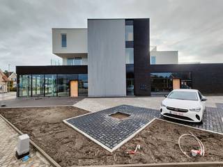 Gloednieuwe gelijksvloerse casco handels- of kantoorruimte met een oppervlakte van 503 m² te huur.Fantastisch gelegen langs de commerciële...