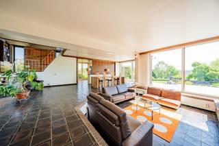 HULDENBERG – Nestled in a green and residential environment, this 310 m² detached villa (according to EPC) will charm lovers of light,...