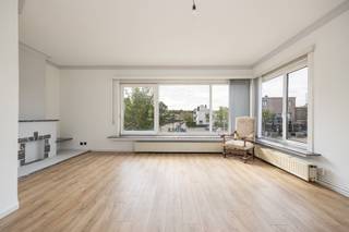 <p><span>Veel licht, veel ruimte en alles dichtbij</span></p><p><span> </span></p><p><span>De Letterkundestraat is een aangename woonstraat waar rust en bereikbaarheid mooi samenkomen. Winkels, scholen, openbaar vervoer en belangrijke invalswegen bevinden zich vlakbij, waardoor je hier comfortabel woont met alles binnen handbereik.</span></p><p><span>Op de eerste verdieping van het gebouw bevindt zich dit verzorgde hoekappartement met drie slaapkamers. Dankzij de grote raampartijen en de hoekligging geniet je hier van een zee aan licht en een aangenaam open gevoel.</span></p><p><span> </span></p><p><span>• Gelegen op de eerste verdieping<br />• Drie slaapkamers<br />• Ruime leefruimte met veel lichtinval<br />• Moderne keuken<br />• Hoekappartement met grote raampartijen<br />• Vlotte verbinding naar winkels, scholen en openbaar vervoer</span></p><p><span> </span></p><p><span>Je komt binnen in een ruime inkomhal die alle ruimtes met elkaar verbindt. Meteen valt de lichte leefruimte op. De grote ramen trekken het daglicht diep naar binnen en zorgen voor een aangenaam open gevoel. Er is voldoende plaats voor een gezellige zithoek en een eettafel.</span></p><p><span> </span></p><p><span>Via de leefruimte bereik je de moderne keuken, die praktisch werd ingericht.</span></p><p><span> </span></p><p><span>Er zijn drie volwaardige slaapkamers aanwezig, waardoor er ruimte genoeg is voor een gezin, een bureau of een logeerkamer.</span></p><p><span> </span></p><p><span>Verder beschikt het appartement over een douchekamer. </span></p><p><span> </span></p><p><span>Een verzorgd appartement voor wie op zoek is naar veel licht, een praktische indeling en een aangename woonomgeving. Gewoon een fijne plek om thuis te komen.</span></p><p><span> </span></p><p><span>Plan je bezoek via <span>www.sinjoor.be</span></span><span> of bel ons voor meer informatie op 03 283 05 00.</span></p><p><span> </span></p>