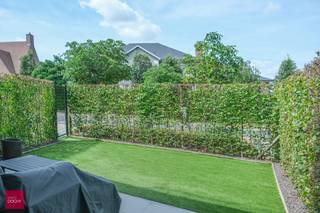 Inkomhal, living volledig in parket met open ingerichte keuken (Falcon fornuis), wasberging, terras vooraan met tuin, 2 slaapkamers met ingemaakte dressing, badkamer (bad + douche), toilet, terras achteraan met tuin,  parkingplaats en kelderberging. Zonnescreens aanwezig.