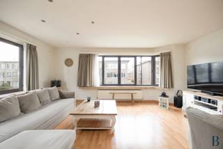 Locatie
Karel Soetelaan 72 ligt in een rustige woonomgeving in Borsbeek, met een vlotte verbinding richting Antwerpen en de belangrijkste invalswegen. Ook openbaar vervoer is handig geregeld: in de buurt stoppen bussen zoals lijn 20 en 34, waardoor je eenvoudig richting stad en omliggende gemeenten geraakt.  

Een extra plus is dat je hier alles voor het dagelijks leven dichtbij hebt, met winkels in de omgeving (o.a. Albert Heijn).  
Daarnaast is er ook medische zorg vlakbij, met AZ Monica (campus Deurne) op korte afstand.  

Indeling
Dit appartement op de eerste verdieping heeft een bewoonbare oppervlakte van circa 95 m². De ruime woonkamer geniet van een mooie lichtinval dankzij de hoekligging en sluit aan op de volledig uitgeruste open keuken. Verder zijn er een badkamer met douche in bad en lavabo, een apart gastentoilet, een praktische berging voor wasmachine en droogkast en twee slaapkamers van 8 m² en 16 m². Achteraan bevindt zich een aangenaam en rustig terras.
Garage: garagebox optioneel aan te kopen aan 25.000 euro.
Berging: privatieve kelderberging aanwezig.

Troeven
✓ Lichtrijk hoekappartement
✓ Rustig gelegen terras
✓ Kleinschalig gebouw met lage algemene kosten
✓ Energiezuinig appartement met EPC B
✓ Garagebox optioneel beschikbaar

Technische gegevens
Gebouw van 2000 in goede staat van onderhoud. Verwarming via een individuele condenserende gasketel. Aluminium ramen met dubbele beglazing. Individuele meters voor gas elektriciteit en water. Video parlofoon aanwezig. Garagebox met automatische poort.

Extra
Algemene kosten 30 euro per maand
Stedenbouwkundige inlichtingen in aanvraag
Benieuwd naar de waarde van je woning? Vraag een gratis schatting aan via lex@bauwensvastgoed.be