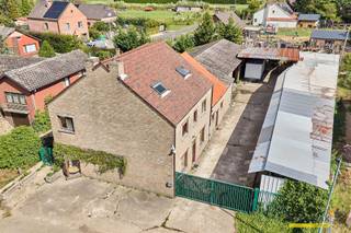 <p><span>Deze </span><span>zeer ruime woning</span><span> biedt vooral veel potentieel voor wie op zoek is naar oppervlakte, meerdere slaapkamers en een praktische ligging. Dankzij de </span><span>6 volwaardige slaapkamers</span><span> en de royale ruimtes kan het pand, mits de nodige renovatiewerken onder meer interessant zijn voor investeerders of bedrijven die huisvesting voor werkkrachten voorzien.</span></p><p><span>De woning is gelegen langs een vlot bereikbare verbindingsweg tussen Leopoldsburg en Lommel, met winkels en scholen vlakbij en natuur in de directe omgeving. <br />Binnen valt vooral de grote bewoonbare oppervlakte op. Het gelijkvloers biedt bijzonder veel ruimte en beschikt onder andere over een open keuken, een basic ingerichte badkamer en verschillende praktische opbergmogelijkheden.</span></p><p><span>Ook boven is ruimte troef, met in totaal </span><span>zes volwaardige slaapkamers</span><span>. Hierdoor leent de indeling zich tot verschillende invullingen en kan de woning na renovatie aangepast worden aan de behoeften van de toekomstige eigenaar of gebruiker.</span></p><p><span>Het pand vraagt een grondige renovatie. De elektrische installatie is momenteel niet conform en ook energetisch zijn er nog verbeteringen mogelijk. Zo wordt de woning momenteel verwarmd via LPG en elektrische kachels, zijn er nog geen zonnepanelen aanwezig en dient rekening gehouden te worden met de renovatieverplichting. Dit biedt tegelijk de mogelijkheid om het pand technisch en energetisch volledig naar eigen inzicht te moderniseren.</span></p><p><span>Het geheel bevindt zich op een ruim perceel.  Achteraan de woning is er een loods en een afdak voor stalling van materiaal of voertuigen. </span></p><p><span>Kortom: een pand met uitzonderlijk veel ruimte en 6 slaapkamers, interessant voor wie bereid is te renoveren en vooral veel vierkante meters en gebruiksmogelijkheden zoekt.</span></p><p><span> </span></p><p><span>Renovatieverplichting residentiële gebouwen van toepassing.<br />Meer info: <span>https://energiesparen.be/renovatieverplichting</span></span></p><p><span> </span></p><p><span>Bestuursmaatregelen in het maatregelenregister: nee</span><span> </span></p><p><span> </span></p>
